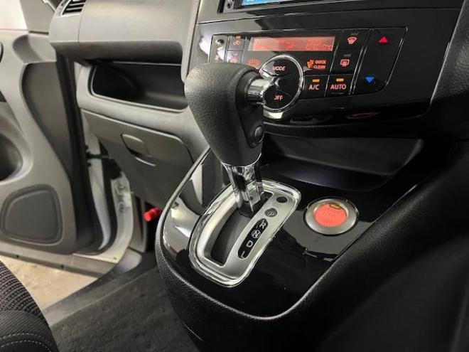 セレナハイウェイスター　Ｖセレクション　本州仕入　寒冷地仕様　禁煙車　ＷＡＫＯＳバリアスコーティング済　純正１６インチＡＷ　社外１５ＡＷ＋スタッドレスタイヤ付　両側パワースライドドア　純正ナビ（フルセグ地デジ　ＤＶＤ再生　Ｂｌｕｅｔｏｏｔｈオーディオ）＋バックカメラ　クルーズコントロール　アイドリングストップ　横滑り防止装置　ＨＩＤ　ＥＴＣ 　タイミングチェーン 4WD 2000 5Dr