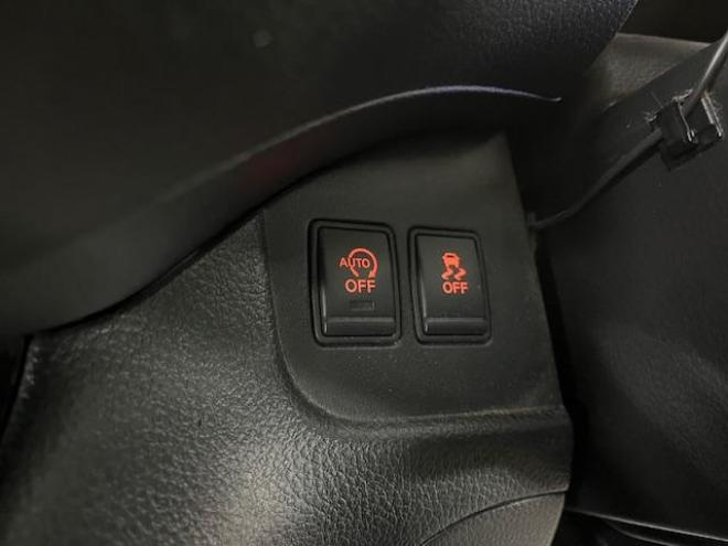 セレナハイウェイスター　Ｖセレクション　本州仕入　寒冷地仕様　禁煙車　ＷＡＫＯＳバリアスコーティング済　純正１６インチＡＷ　社外１５ＡＷ＋スタッドレスタイヤ付　両側パワースライドドア　純正ナビ（フルセグ地デジ　ＤＶＤ再生　Ｂｌｕｅｔｏｏｔｈオーディオ）＋バックカメラ　クルーズコントロール　アイドリングストップ　横滑り防止装置　ＨＩＤ　ＥＴＣ 　タイミングチェーン 4WD 2000 5Dr