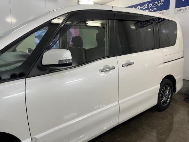 セレナハイウェイスター　Ｖセレクション　本州仕入　寒冷地仕様　禁煙車　ＷＡＫＯＳバリアスコーティング済　純正１６インチＡＷ　社外１５ＡＷ＋スタッドレスタイヤ付　両側パワースライドドア　純正ナビ（フルセグ地デジ　ＤＶＤ再生　Ｂｌｕｅｔｏｏｔｈオーディオ）＋バックカメラ　クルーズコントロール　アイドリングストップ　横滑り防止装置　ＨＩＤ　ＥＴＣ 　タイミングチェーン 4WD 2000 5Dr
