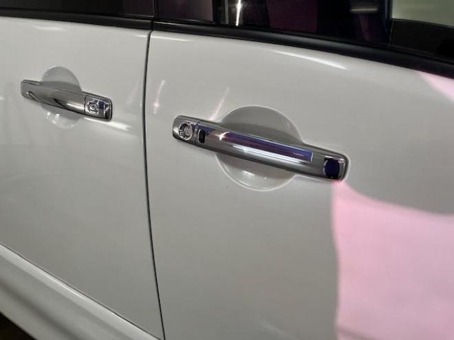 セレナハイウェイスター　Ｖセレクション　本州仕入　禁煙車　ＷＡＫＯＳバリアスコーティング済　社外１５インチＡＷ　社外１５ＡＷ＋スタッドレスタイヤ付　両側パワースライドドア　純正ナビ（フルセグ地デジ　ＤＶＤ再生　Ｂｌｕｅｔｏｏｔｈオーディオ）＋バックカメラ　アイドリングストップ　横滑り防止装置　ＨＩＤ　ＥＴＣ 　タイミングチェーン 4WD 2000 5Dr