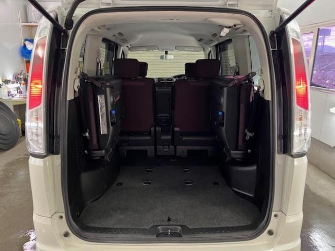 セレナハイウェイスター　Ｖセレクション　本州仕入　禁煙車　ＷＡＫＯＳバリアスコーティング済　社外１５インチＡＷ　社外１５ＡＷ＋スタッドレスタイヤ付　両側パワースライドドア　純正ナビ（フルセグ地デジ　ＤＶＤ再生　Ｂｌｕｅｔｏｏｔｈオーディオ）＋バックカメラ　アイドリングストップ　横滑り防止装置　ＨＩＤ　ＥＴＣ 　タイミングチェーン 4WD 2000 5Dr