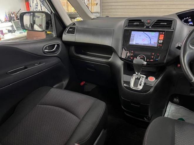 セレナハイウェイスター　Ｖセレクション　本州仕入　禁煙車　ＷＡＫＯＳバリアスコーティング済　社外１５インチＡＷ　社外１５ＡＷ＋スタッドレスタイヤ付　両側パワースライドドア　純正ナビ（フルセグ地デジ　ＤＶＤ再生　Ｂｌｕｅｔｏｏｔｈオーディオ）＋バックカメラ　アイドリングストップ　横滑り防止装置　ＨＩＤ　ＥＴＣ 　タイミングチェーン 4WD 2000 5Dr