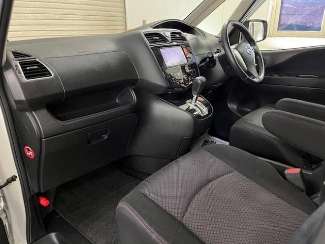 セレナハイウェイスター　Ｖセレクション　本州仕入　禁煙車　ＷＡＫＯＳバリアスコーティング済　社外１５インチＡＷ　社外１５ＡＷ＋スタッドレスタイヤ付　両側パワースライドドア　純正ナビ（フルセグ地デジ　ＤＶＤ再生　Ｂｌｕｅｔｏｏｔｈオーディオ）＋バックカメラ　アイドリングストップ　横滑り防止装置　ＨＩＤ　ＥＴＣ 　タイミングチェーン 4WD 2000 5Dr