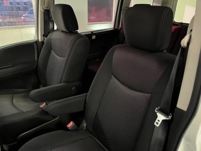 セレナハイウェイスター　Ｖセレクション　本州仕入　禁煙車　ＷＡＫＯＳバリアスコーティング済　社外１５インチＡＷ　社外１５ＡＷ＋スタッドレスタイヤ付　両側パワースライドドア　純正ナビ（フルセグ地デジ　ＤＶＤ再生　Ｂｌｕｅｔｏｏｔｈオーディオ）＋バックカメラ　アイドリングストップ　横滑り防止装置　ＨＩＤ　ＥＴＣ 　タイミングチェーン 4WD 2000 5Dr