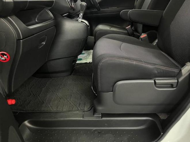 セレナハイウェイスター　Ｖセレクション　本州仕入　禁煙車　ＷＡＫＯＳバリアスコーティング済　社外１５インチＡＷ　社外１５ＡＷ＋スタッドレスタイヤ付　両側パワースライドドア　純正ナビ（フルセグ地デジ　ＤＶＤ再生　Ｂｌｕｅｔｏｏｔｈオーディオ）＋バックカメラ　アイドリングストップ　横滑り防止装置　ＨＩＤ　ＥＴＣ 　タイミングチェーン 4WD 2000 5Dr