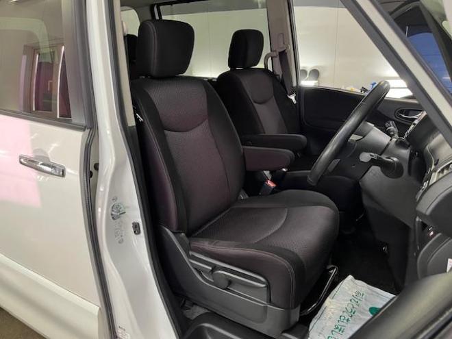 セレナハイウェイスター　Ｖセレクション　本州仕入　禁煙車　ＷＡＫＯＳバリアスコーティング済　社外１５インチＡＷ　社外１５ＡＷ＋スタッドレスタイヤ付　両側パワースライドドア　純正ナビ（フルセグ地デジ　ＤＶＤ再生　Ｂｌｕｅｔｏｏｔｈオーディオ）＋バックカメラ　アイドリングストップ　横滑り防止装置　ＨＩＤ　ＥＴＣ 　タイミングチェーン 4WD 2000 5Dr