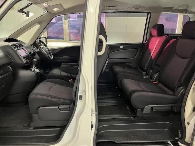 セレナハイウェイスター　Ｖセレクション　本州仕入　禁煙車　ＷＡＫＯＳバリアスコーティング済　社外１５インチＡＷ　社外１５ＡＷ＋スタッドレスタイヤ付　両側パワースライドドア　純正ナビ（フルセグ地デジ　ＤＶＤ再生　Ｂｌｕｅｔｏｏｔｈオーディオ）＋バックカメラ　アイドリングストップ　横滑り防止装置　ＨＩＤ　ＥＴＣ 　タイミングチェーン 4WD 2000 5Dr