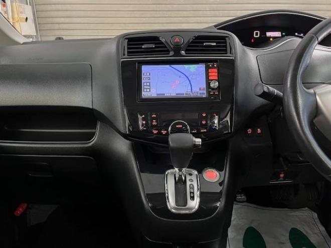 セレナハイウェイスター　Ｖセレクション　本州仕入　禁煙車　ＷＡＫＯＳバリアスコーティング済　社外１５インチＡＷ　社外１５ＡＷ＋スタッドレスタイヤ付　両側パワースライドドア　純正ナビ（フルセグ地デジ　ＤＶＤ再生　Ｂｌｕｅｔｏｏｔｈオーディオ）＋バックカメラ　アイドリングストップ　横滑り防止装置　ＨＩＤ　ＥＴＣ 　タイミングチェーン 4WD 2000 5Dr