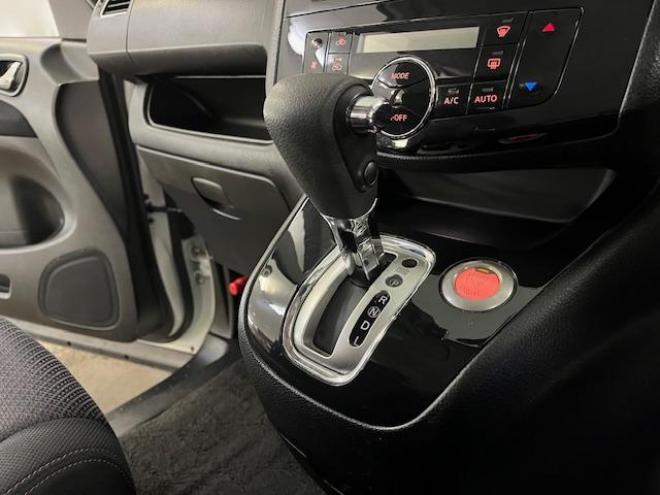 セレナハイウェイスター　Ｖセレクション　本州仕入　禁煙車　ＷＡＫＯＳバリアスコーティング済　社外１５インチＡＷ　社外１５ＡＷ＋スタッドレスタイヤ付　両側パワースライドドア　純正ナビ（フルセグ地デジ　ＤＶＤ再生　Ｂｌｕｅｔｏｏｔｈオーディオ）＋バックカメラ　アイドリングストップ　横滑り防止装置　ＨＩＤ　ＥＴＣ 　タイミングチェーン 4WD 2000 5Dr