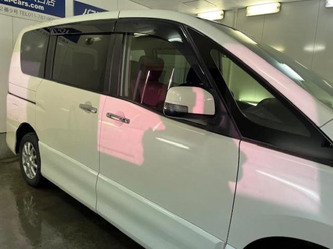 セレナハイウェイスター　Ｖセレクション　本州仕入　禁煙車　ＷＡＫＯＳバリアスコーティング済　社外１５インチＡＷ　社外１５ＡＷ＋スタッドレスタイヤ付　両側パワースライドドア　純正ナビ（フルセグ地デジ　ＤＶＤ再生　Ｂｌｕｅｔｏｏｔｈオーディオ）＋バックカメラ　アイドリングストップ　横滑り防止装置　ＨＩＤ　ＥＴＣ 　タイミングチェーン 4WD 2000 5Dr
