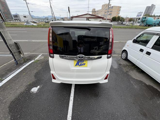 ノアNOAH 4WD SI本州仕入　寒冷地仕様　ワンタッチ両側パワースライドドア　スマートキー（スペアー有）Bluetoothフルセグナビ　リアモニ　ETC　LED　ＶＳＣ　フォグランプ　アイドリングSTOP　スペアータイヤ　スタットレスエンジンオイル交換 4WD 2000 5Dr