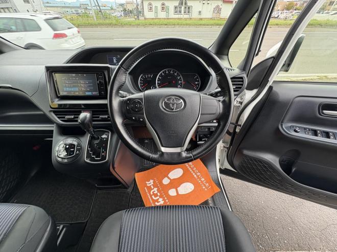 ノアNOAH 4WD SI本州仕入　寒冷地仕様　ワンタッチ両側パワースライドドア　スマートキー（スペアー有）Bluetoothフルセグナビ　リアモニ　ETC　LED　ＶＳＣ　フォグランプ　アイドリングSTOP　スペアータイヤ　スタットレスエンジンオイル交換 4WD 2000 5Dr