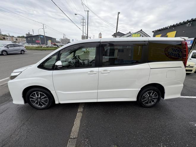 ノアNOAH 4WD SI本州仕入　寒冷地仕様　ワンタッチ両側パワースライドドア　スマートキー（スペアー有）Bluetoothフルセグナビ　リアモニ　ETC　LED　ＶＳＣ　フォグランプ　アイドリングSTOP　スペアータイヤ　スタットレスエンジンオイル交換 4WD 2000 5Dr
