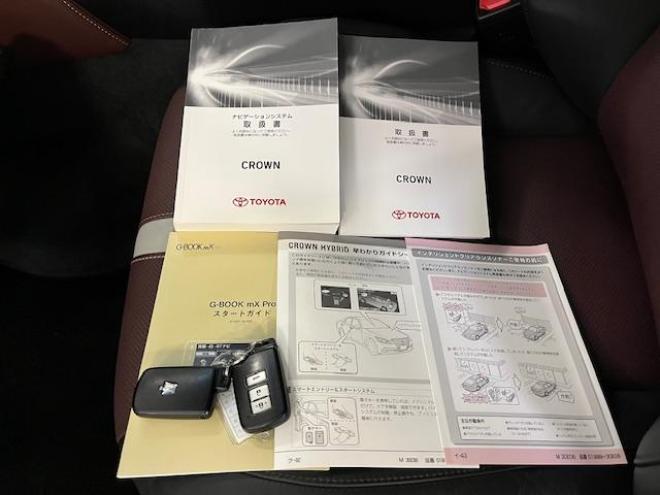 クラウンハイブリッドアスリートＳ　ブラックスタイル　Ｆｏｕｒ　本州仕入　寒冷地仕様　禁煙車　プリクラッシュセーフティ　レーダークルーズコントロール　純正ブラックレザーシート　純正１８インチスパッタリングＡＷ　社外１７ＡＷ＋スタッドレスタイヤ付　純正ナビ（フルセグ地デジ　ＤＶＤ再生　Ｂｌｕｅｔｏｏｔｈ対応）＋バックカメラ　全方位カメラ　リア３面フィルム施工済　ステアリングヒーター　ミラーヒーター　シートヒーター＆クーラー　両席パワーシート　純正ＨＩＤヘッドライト　横滑り防止装置　前後ソナー　ＥＴＣ 4WD 2500 4Dr