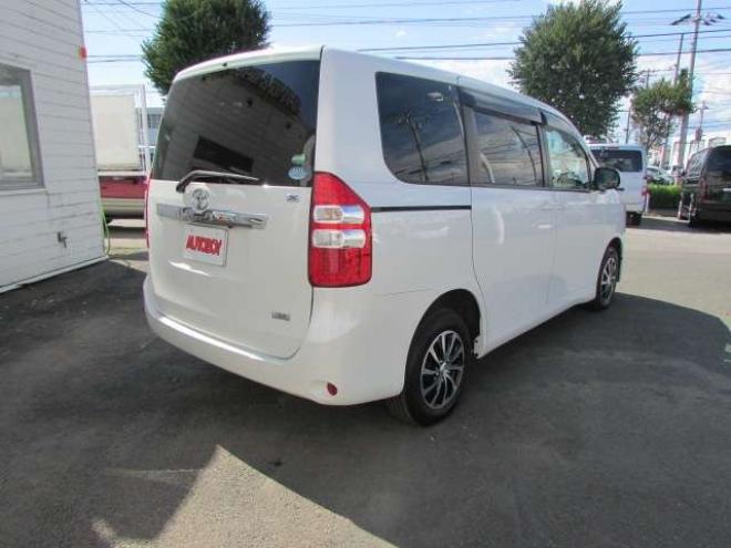 ノア2.0 X 4WD　両側パワースライドドア/フルセグTV/バックカメラ/フリップダウンモニター/2列目回転シート/スマートキー/ 2000
