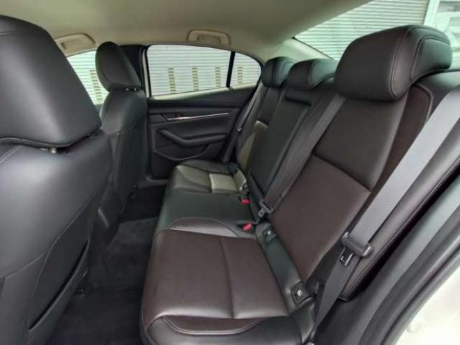 MAZDA3セダン　1.8 XD Lパッケージ ディーゼルターボ 4WD　本革/コネクティッドカー/BOSEサウンド/全方位カメラ/パーキングセンサー/8.8インチモニター/ETC/メモリー電動シート/シートヒーター/18AW 1800