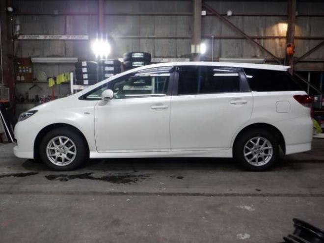 ウィッシュ1.8 X HIDセレクション 4WD　ナビ・TV・B/T・スマートキー・プッシュスタート・ワイパーデアイサー・ECOモード・HID・3列シート・オートエアコン・ 1800