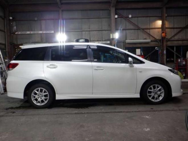 ウィッシュ1.8 X HIDセレクション 4WD　ナビ・TV・B/T・スマートキー・プッシュスタート・ワイパーデアイサー・ECOモード・HID・3列シート・オートエアコン・ 1800