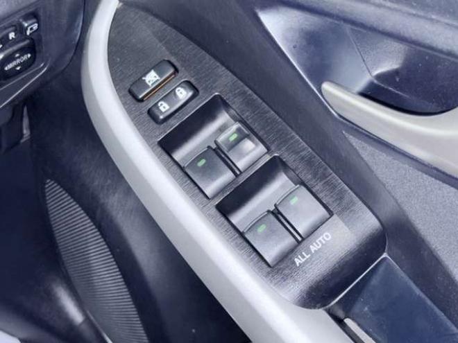 プリウス1.8 S　下廻防錆4WDナビBカメETC 1800