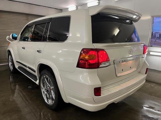 ランドクルーザー２００系中期型　ＺＸ　本州仕入　寒冷地仕様　禁煙車　ＷＡＬＤ２２インチＡＷ　純正１８ＡＷ＋スタッドレスタイヤ付　モデリスタスポイラー　電動サンルーフ　純正ブラックレザーシート　トヨタプレミアムサウンド　純正ナビ（フルセグ地デジ　ＤＶＤ再生　Ｂｌｕｅｔｏｏｔｈ対応）＋バックカメラ　リアエンターテイメント　純正リアフリップダウンモニター　クルーズコントロール　シートヒーター＆クーラー　ステアリングヒーター　両席パワーシート　ＥＴＣ 4WD 4600 5Dr