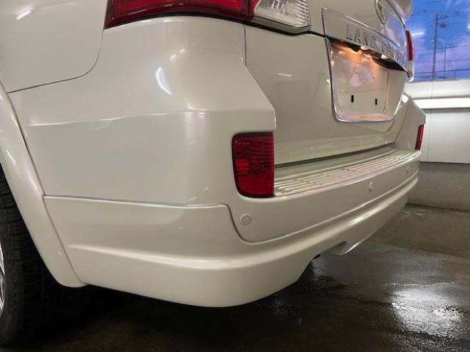ランドクルーザー２００系中期型　ＺＸ　本州仕入　寒冷地仕様　禁煙車　ＷＡＬＤ２２インチＡＷ　純正１８ＡＷ＋スタッドレスタイヤ付　モデリスタスポイラー　電動サンルーフ　純正ブラックレザーシート　トヨタプレミアムサウンド　純正ナビ（フルセグ地デジ　ＤＶＤ再生　Ｂｌｕｅｔｏｏｔｈ対応）＋バックカメラ　リアエンターテイメント　純正リアフリップダウンモニター　クルーズコントロール　シートヒーター＆クーラー　ステアリングヒーター　両席パワーシート　ＥＴＣ 4WD 4600 5Dr