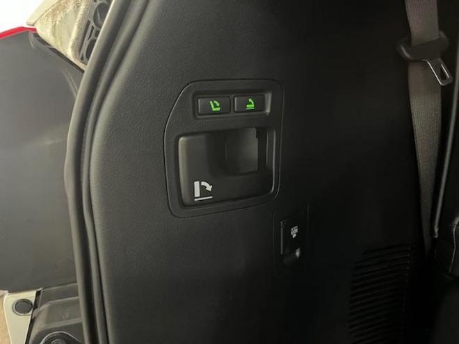 ランドクルーザー２００系中期型　ＺＸ　本州仕入　寒冷地仕様　禁煙車　ＷＡＬＤ２２インチＡＷ　純正１８ＡＷ＋スタッドレスタイヤ付　モデリスタスポイラー　電動サンルーフ　純正ブラックレザーシート　トヨタプレミアムサウンド　純正ナビ（フルセグ地デジ　ＤＶＤ再生　Ｂｌｕｅｔｏｏｔｈ対応）＋バックカメラ　リアエンターテイメント　純正リアフリップダウンモニター　クルーズコントロール　シートヒーター＆クーラー　ステアリングヒーター　両席パワーシート　ＥＴＣ 4WD 4600 5Dr