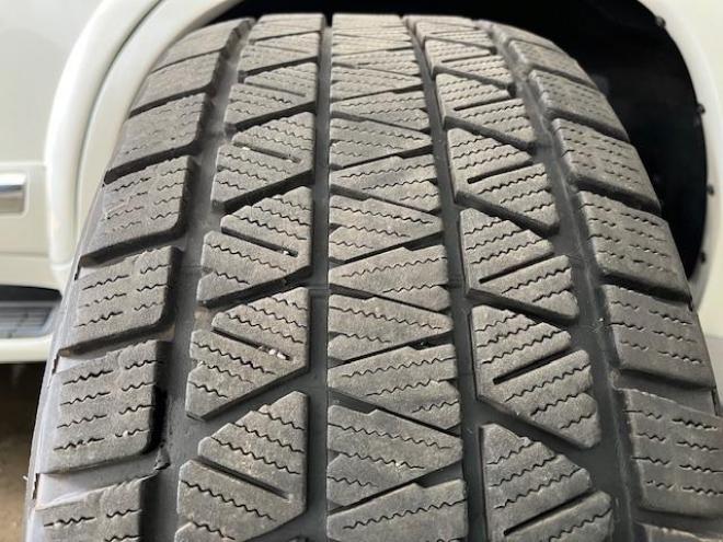 ランドクルーザー２００系中期型　ＺＸ　本州仕入　寒冷地仕様　禁煙車　ＷＡＬＤ２２インチＡＷ　純正１８ＡＷ＋スタッドレスタイヤ付　モデリスタスポイラー　電動サンルーフ　純正ブラックレザーシート　トヨタプレミアムサウンド　純正ナビ（フルセグ地デジ　ＤＶＤ再生　Ｂｌｕｅｔｏｏｔｈ対応）＋バックカメラ　リアエンターテイメント　純正リアフリップダウンモニター　クルーズコントロール　シートヒーター＆クーラー　ステアリングヒーター　両席パワーシート　ＥＴＣ 4WD 4600 5Dr