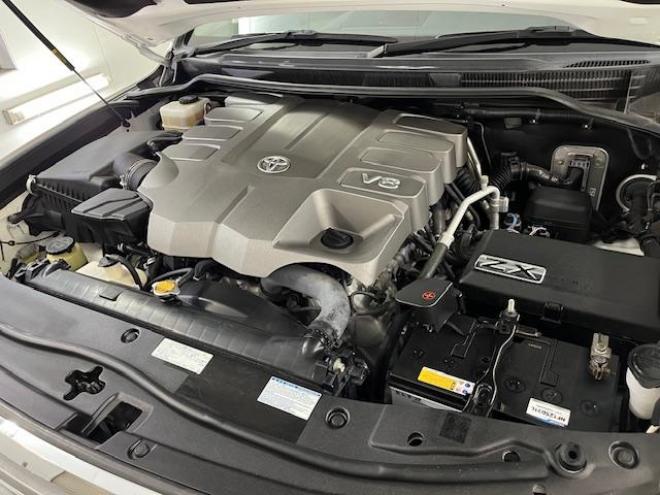 ランドクルーザー２００系中期型　ＺＸ　本州仕入　寒冷地仕様　禁煙車　ＷＡＬＤ２２インチＡＷ　純正１８ＡＷ＋スタッドレスタイヤ付　モデリスタスポイラー　電動サンルーフ　純正ブラックレザーシート　トヨタプレミアムサウンド　純正ナビ（フルセグ地デジ　ＤＶＤ再生　Ｂｌｕｅｔｏｏｔｈ対応）＋バックカメラ　リアエンターテイメント　純正リアフリップダウンモニター　クルーズコントロール　シートヒーター＆クーラー　ステアリングヒーター　両席パワーシート　ＥＴＣ 4WD 4600 5Dr