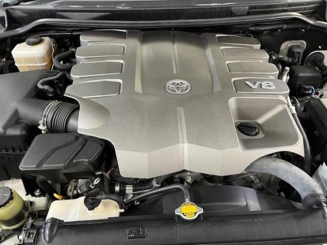ランドクルーザー２００系中期型　ＺＸ　本州仕入　寒冷地仕様　禁煙車　ＷＡＬＤ２２インチＡＷ　純正１８ＡＷ＋スタッドレスタイヤ付　モデリスタスポイラー　電動サンルーフ　純正ブラックレザーシート　トヨタプレミアムサウンド　純正ナビ（フルセグ地デジ　ＤＶＤ再生　Ｂｌｕｅｔｏｏｔｈ対応）＋バックカメラ　リアエンターテイメント　純正リアフリップダウンモニター　クルーズコントロール　シートヒーター＆クーラー　ステアリングヒーター　両席パワーシート　ＥＴＣ 4WD 4600 5Dr