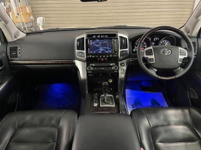 ランドクルーザー２００系中期型　ＺＸ　本州仕入　寒冷地仕様　禁煙車　ＷＡＬＤ２２インチＡＷ　純正１８ＡＷ＋スタッドレスタイヤ付　モデリスタスポイラー　電動サンルーフ　純正ブラックレザーシート　トヨタプレミアムサウンド　純正ナビ（フルセグ地デジ　ＤＶＤ再生　Ｂｌｕｅｔｏｏｔｈ対応）＋バックカメラ　リアエンターテイメント　純正リアフリップダウンモニター　クルーズコントロール　シートヒーター＆クーラー　ステアリングヒーター　両席パワーシート　ＥＴＣ 4WD 4600 5Dr