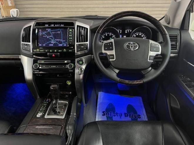 ランドクルーザー２００系中期型　ＺＸ　本州仕入　寒冷地仕様　禁煙車　ＷＡＬＤ２２インチＡＷ　純正１８ＡＷ＋スタッドレスタイヤ付　モデリスタスポイラー　電動サンルーフ　純正ブラックレザーシート　トヨタプレミアムサウンド　純正ナビ（フルセグ地デジ　ＤＶＤ再生　Ｂｌｕｅｔｏｏｔｈ対応）＋バックカメラ　リアエンターテイメント　純正リアフリップダウンモニター　クルーズコントロール　シートヒーター＆クーラー　ステアリングヒーター　両席パワーシート　ＥＴＣ 4WD 4600 5Dr