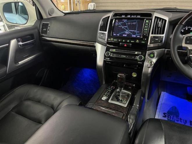 ランドクルーザー２００系中期型　ＺＸ　本州仕入　寒冷地仕様　禁煙車　ＷＡＬＤ２２インチＡＷ　純正１８ＡＷ＋スタッドレスタイヤ付　モデリスタスポイラー　電動サンルーフ　純正ブラックレザーシート　トヨタプレミアムサウンド　純正ナビ（フルセグ地デジ　ＤＶＤ再生　Ｂｌｕｅｔｏｏｔｈ対応）＋バックカメラ　リアエンターテイメント　純正リアフリップダウンモニター　クルーズコントロール　シートヒーター＆クーラー　ステアリングヒーター　両席パワーシート　ＥＴＣ 4WD 4600 5Dr
