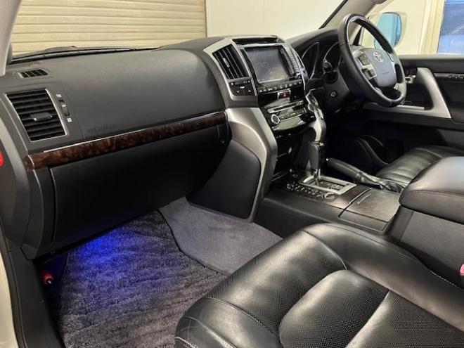 ランドクルーザー２００系中期型　ＺＸ　本州仕入　寒冷地仕様　禁煙車　ＷＡＬＤ２２インチＡＷ　純正１８ＡＷ＋スタッドレスタイヤ付　モデリスタスポイラー　電動サンルーフ　純正ブラックレザーシート　トヨタプレミアムサウンド　純正ナビ（フルセグ地デジ　ＤＶＤ再生　Ｂｌｕｅｔｏｏｔｈ対応）＋バックカメラ　リアエンターテイメント　純正リアフリップダウンモニター　クルーズコントロール　シートヒーター＆クーラー　ステアリングヒーター　両席パワーシート　ＥＴＣ 4WD 4600 5Dr