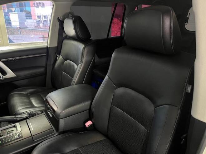 ランドクルーザー２００系中期型　ＺＸ　本州仕入　寒冷地仕様　禁煙車　ＷＡＬＤ２２インチＡＷ　純正１８ＡＷ＋スタッドレスタイヤ付　モデリスタスポイラー　電動サンルーフ　純正ブラックレザーシート　トヨタプレミアムサウンド　純正ナビ（フルセグ地デジ　ＤＶＤ再生　Ｂｌｕｅｔｏｏｔｈ対応）＋バックカメラ　リアエンターテイメント　純正リアフリップダウンモニター　クルーズコントロール　シートヒーター＆クーラー　ステアリングヒーター　両席パワーシート　ＥＴＣ 4WD 4600 5Dr