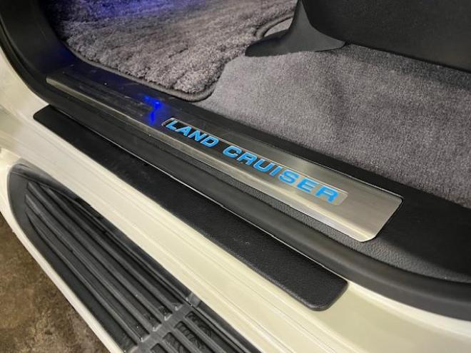 ランドクルーザー２００系中期型　ＺＸ　本州仕入　寒冷地仕様　禁煙車　ＷＡＬＤ２２インチＡＷ　純正１８ＡＷ＋スタッドレスタイヤ付　モデリスタスポイラー　電動サンルーフ　純正ブラックレザーシート　トヨタプレミアムサウンド　純正ナビ（フルセグ地デジ　ＤＶＤ再生　Ｂｌｕｅｔｏｏｔｈ対応）＋バックカメラ　リアエンターテイメント　純正リアフリップダウンモニター　クルーズコントロール　シートヒーター＆クーラー　ステアリングヒーター　両席パワーシート　ＥＴＣ 4WD 4600 5Dr