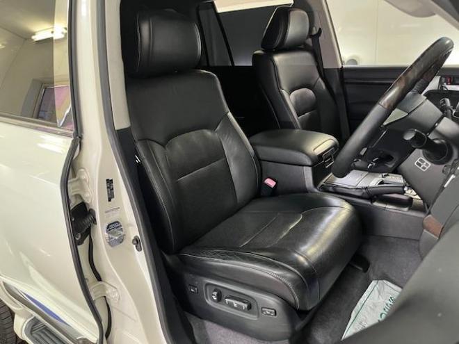 ランドクルーザー２００系中期型　ＺＸ　本州仕入　寒冷地仕様　禁煙車　ＷＡＬＤ２２インチＡＷ　純正１８ＡＷ＋スタッドレスタイヤ付　モデリスタスポイラー　電動サンルーフ　純正ブラックレザーシート　トヨタプレミアムサウンド　純正ナビ（フルセグ地デジ　ＤＶＤ再生　Ｂｌｕｅｔｏｏｔｈ対応）＋バックカメラ　リアエンターテイメント　純正リアフリップダウンモニター　クルーズコントロール　シートヒーター＆クーラー　ステアリングヒーター　両席パワーシート　ＥＴＣ 4WD 4600 5Dr