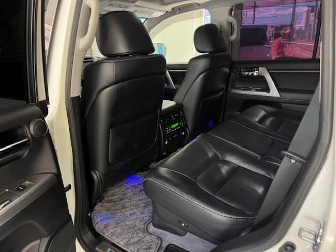 ランドクルーザー２００系中期型　ＺＸ　本州仕入　寒冷地仕様　禁煙車　ＷＡＬＤ２２インチＡＷ　純正１８ＡＷ＋スタッドレスタイヤ付　モデリスタスポイラー　電動サンルーフ　純正ブラックレザーシート　トヨタプレミアムサウンド　純正ナビ（フルセグ地デジ　ＤＶＤ再生　Ｂｌｕｅｔｏｏｔｈ対応）＋バックカメラ　リアエンターテイメント　純正リアフリップダウンモニター　クルーズコントロール　シートヒーター＆クーラー　ステアリングヒーター　両席パワーシート　ＥＴＣ 4WD 4600 5Dr