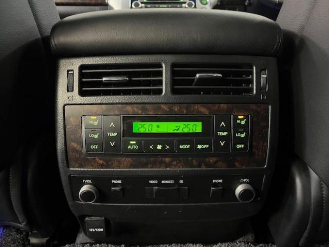 ランドクルーザー２００系中期型　ＺＸ　本州仕入　寒冷地仕様　禁煙車　ＷＡＬＤ２２インチＡＷ　純正１８ＡＷ＋スタッドレスタイヤ付　モデリスタスポイラー　電動サンルーフ　純正ブラックレザーシート　トヨタプレミアムサウンド　純正ナビ（フルセグ地デジ　ＤＶＤ再生　Ｂｌｕｅｔｏｏｔｈ対応）＋バックカメラ　リアエンターテイメント　純正リアフリップダウンモニター　クルーズコントロール　シートヒーター＆クーラー　ステアリングヒーター　両席パワーシート　ＥＴＣ 4WD 4600 5Dr
