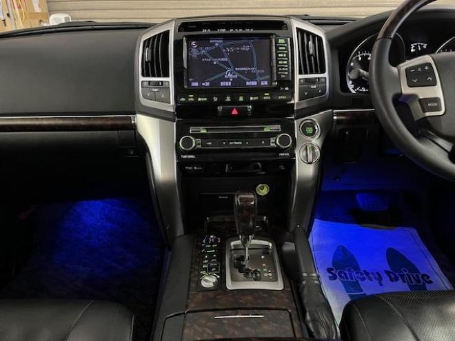 ランドクルーザー２００系中期型　ＺＸ　本州仕入　寒冷地仕様　禁煙車　ＷＡＬＤ２２インチＡＷ　純正１８ＡＷ＋スタッドレスタイヤ付　モデリスタスポイラー　電動サンルーフ　純正ブラックレザーシート　トヨタプレミアムサウンド　純正ナビ（フルセグ地デジ　ＤＶＤ再生　Ｂｌｕｅｔｏｏｔｈ対応）＋バックカメラ　リアエンターテイメント　純正リアフリップダウンモニター　クルーズコントロール　シートヒーター＆クーラー　ステアリングヒーター　両席パワーシート　ＥＴＣ 4WD 4600 5Dr