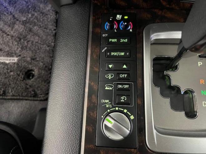 ランドクルーザー２００系中期型　ＺＸ　本州仕入　寒冷地仕様　禁煙車　ＷＡＬＤ２２インチＡＷ　純正１８ＡＷ＋スタッドレスタイヤ付　モデリスタスポイラー　電動サンルーフ　純正ブラックレザーシート　トヨタプレミアムサウンド　純正ナビ（フルセグ地デジ　ＤＶＤ再生　Ｂｌｕｅｔｏｏｔｈ対応）＋バックカメラ　リアエンターテイメント　純正リアフリップダウンモニター　クルーズコントロール　シートヒーター＆クーラー　ステアリングヒーター　両席パワーシート　ＥＴＣ 4WD 4600 5Dr