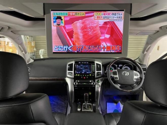 ランドクルーザー２００系中期型　ＺＸ　本州仕入　寒冷地仕様　禁煙車　ＷＡＬＤ２２インチＡＷ　純正１８ＡＷ＋スタッドレスタイヤ付　モデリスタスポイラー　電動サンルーフ　純正ブラックレザーシート　トヨタプレミアムサウンド　純正ナビ（フルセグ地デジ　ＤＶＤ再生　Ｂｌｕｅｔｏｏｔｈ対応）＋バックカメラ　リアエンターテイメント　純正リアフリップダウンモニター　クルーズコントロール　シートヒーター＆クーラー　ステアリングヒーター　両席パワーシート　ＥＴＣ 4WD 4600 5Dr