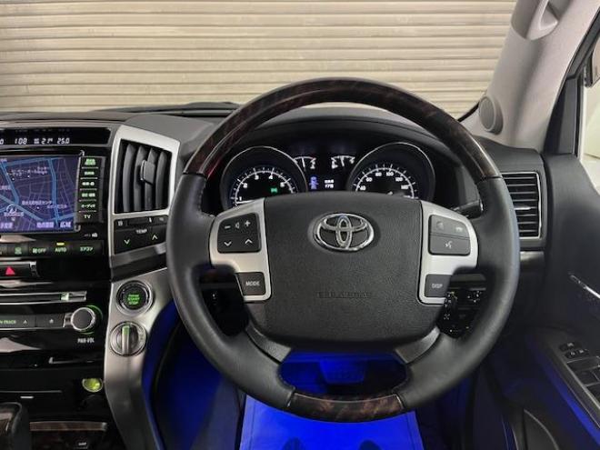 ランドクルーザー２００系中期型　ＺＸ　本州仕入　寒冷地仕様　禁煙車　ＷＡＬＤ２２インチＡＷ　純正１８ＡＷ＋スタッドレスタイヤ付　モデリスタスポイラー　電動サンルーフ　純正ブラックレザーシート　トヨタプレミアムサウンド　純正ナビ（フルセグ地デジ　ＤＶＤ再生　Ｂｌｕｅｔｏｏｔｈ対応）＋バックカメラ　リアエンターテイメント　純正リアフリップダウンモニター　クルーズコントロール　シートヒーター＆クーラー　ステアリングヒーター　両席パワーシート　ＥＴＣ 4WD 4600 5Dr