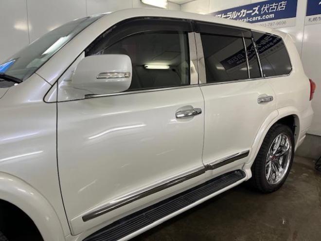 ランドクルーザー２００系中期型　ＺＸ　本州仕入　寒冷地仕様　禁煙車　ＷＡＬＤ２２インチＡＷ　純正１８ＡＷ＋スタッドレスタイヤ付　モデリスタスポイラー　電動サンルーフ　純正ブラックレザーシート　トヨタプレミアムサウンド　純正ナビ（フルセグ地デジ　ＤＶＤ再生　Ｂｌｕｅｔｏｏｔｈ対応）＋バックカメラ　リアエンターテイメント　純正リアフリップダウンモニター　クルーズコントロール　シートヒーター＆クーラー　ステアリングヒーター　両席パワーシート　ＥＴＣ 4WD 4600 5Dr
