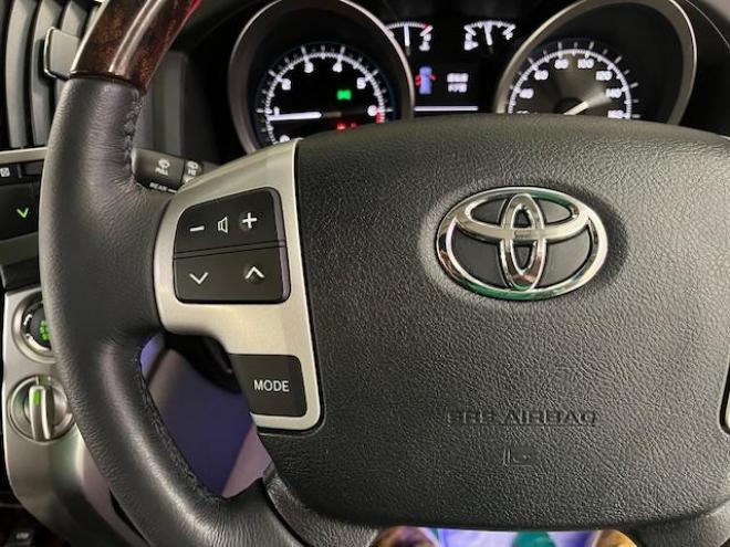 ランドクルーザー２００系中期型　ＺＸ　本州仕入　寒冷地仕様　禁煙車　ＷＡＬＤ２２インチＡＷ　純正１８ＡＷ＋スタッドレスタイヤ付　モデリスタスポイラー　電動サンルーフ　純正ブラックレザーシート　トヨタプレミアムサウンド　純正ナビ（フルセグ地デジ　ＤＶＤ再生　Ｂｌｕｅｔｏｏｔｈ対応）＋バックカメラ　リアエンターテイメント　純正リアフリップダウンモニター　クルーズコントロール　シートヒーター＆クーラー　ステアリングヒーター　両席パワーシート　ＥＴＣ 4WD 4600 5Dr