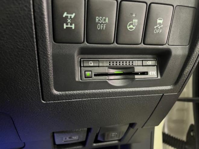 ランドクルーザー２００系中期型　ＺＸ　本州仕入　寒冷地仕様　禁煙車　ＷＡＬＤ２２インチＡＷ　純正１８ＡＷ＋スタッドレスタイヤ付　モデリスタスポイラー　電動サンルーフ　純正ブラックレザーシート　トヨタプレミアムサウンド　純正ナビ（フルセグ地デジ　ＤＶＤ再生　Ｂｌｕｅｔｏｏｔｈ対応）＋バックカメラ　リアエンターテイメント　純正リアフリップダウンモニター　クルーズコントロール　シートヒーター＆クーラー　ステアリングヒーター　両席パワーシート　ＥＴＣ 4WD 4600 5Dr