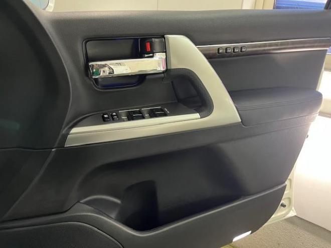 ランドクルーザー２００系中期型　ＺＸ　本州仕入　寒冷地仕様　禁煙車　ＷＡＬＤ２２インチＡＷ　純正１８ＡＷ＋スタッドレスタイヤ付　モデリスタスポイラー　電動サンルーフ　純正ブラックレザーシート　トヨタプレミアムサウンド　純正ナビ（フルセグ地デジ　ＤＶＤ再生　Ｂｌｕｅｔｏｏｔｈ対応）＋バックカメラ　リアエンターテイメント　純正リアフリップダウンモニター　クルーズコントロール　シートヒーター＆クーラー　ステアリングヒーター　両席パワーシート　ＥＴＣ 4WD 4600 5Dr