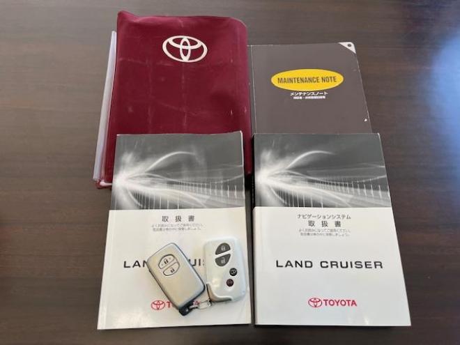 ランドクルーザー２００系中期型　ＺＸ　本州仕入　寒冷地仕様　禁煙車　ＷＡＬＤ２２インチＡＷ　純正１８ＡＷ＋スタッドレスタイヤ付　モデリスタスポイラー　電動サンルーフ　純正ブラックレザーシート　トヨタプレミアムサウンド　純正ナビ（フルセグ地デジ　ＤＶＤ再生　Ｂｌｕｅｔｏｏｔｈ対応）＋バックカメラ　リアエンターテイメント　純正リアフリップダウンモニター　クルーズコントロール　シートヒーター＆クーラー　ステアリングヒーター　両席パワーシート　ＥＴＣ 4WD 4600 5Dr