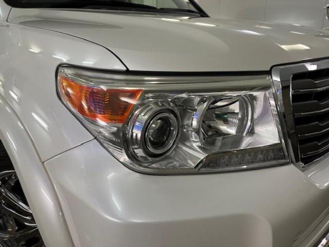 ランドクルーザー２００系中期型　ＺＸ　本州仕入　寒冷地仕様　禁煙車　ＷＡＬＤ２２インチＡＷ　純正１８ＡＷ＋スタッドレスタイヤ付　モデリスタスポイラー　電動サンルーフ　純正ブラックレザーシート　トヨタプレミアムサウンド　純正ナビ（フルセグ地デジ　ＤＶＤ再生　Ｂｌｕｅｔｏｏｔｈ対応）＋バックカメラ　リアエンターテイメント　純正リアフリップダウンモニター　クルーズコントロール　シートヒーター＆クーラー　ステアリングヒーター　両席パワーシート　ＥＴＣ 4WD 4600 5Dr