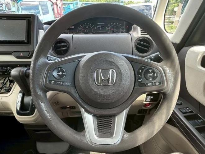 N-BOXＧ・Ｌホンダセンシング　ＥＴＣ　バックカメラ　両側スライド・片側電動　オートクルーズコントロール　レーンアシスト　衝突被害軽減システム　オートライト　スマートキー　電動格納ミラー　シートヒーター　ベンチシート　ＣＶＴ　ＥＳＣ 4WD 660 5Dr