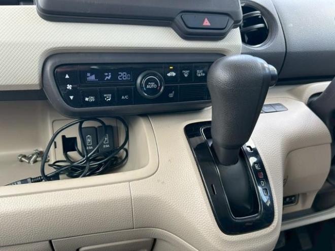 N-BOXＧ・Ｌホンダセンシング　ＥＴＣ　バックカメラ　両側スライド・片側電動　オートクルーズコントロール　レーンアシスト　衝突被害軽減システム　オートライト　スマートキー　電動格納ミラー　シートヒーター　ベンチシート　ＣＶＴ　ＥＳＣ 4WD 660 5Dr